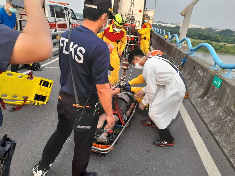 蘇男被垂吊救上橋後，緊急送醫。屏縣消防局提供