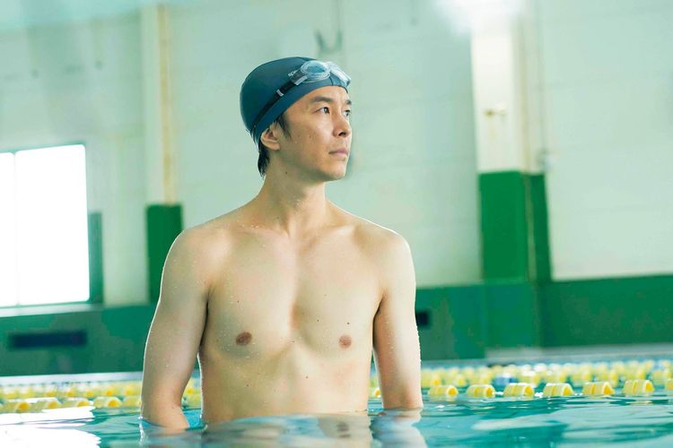 長谷川博己在《救救旱鴨子》扮演想要學游泳的教授。采昌國際多媒體提供