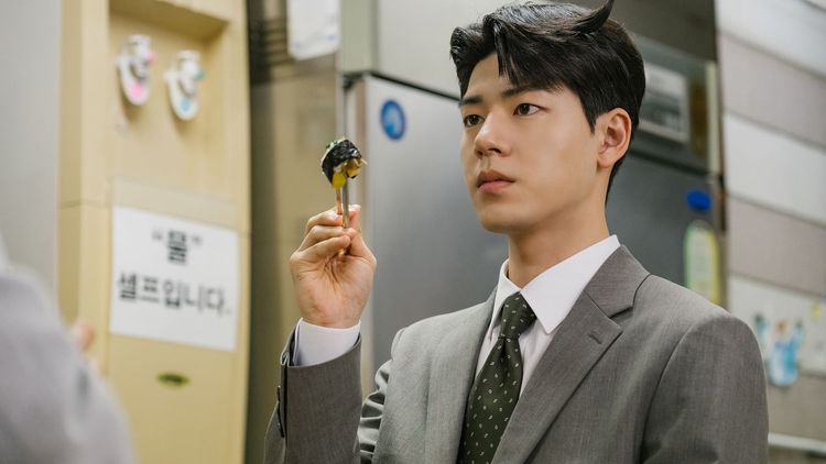 裴賢聖飾演敵對公司的繼承人，為了脫離父親掌控，成為高斯電子的新人，留著招牌的牛角髮型。龍華電視提供