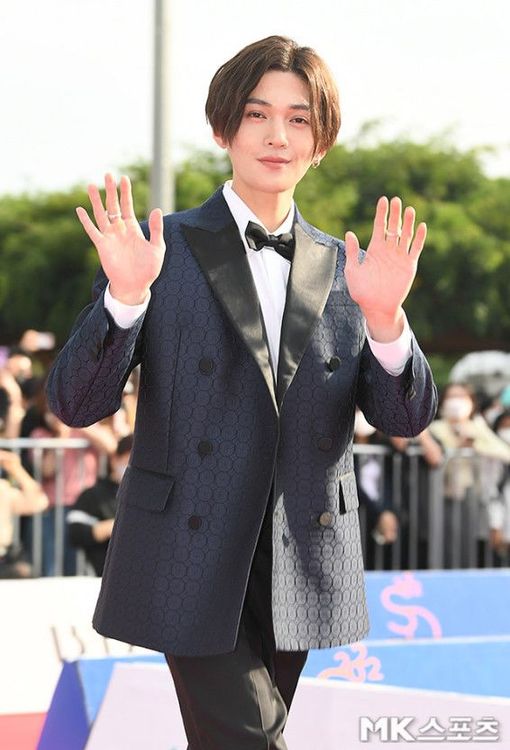 八木勇征踏上紅毯，對鏡頭打招呼。翻攝MK體育