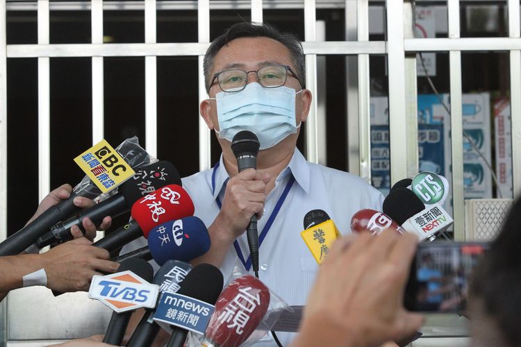 台中監獄副典獄長楊戶政針對疏失出面說明。張喆喜攝