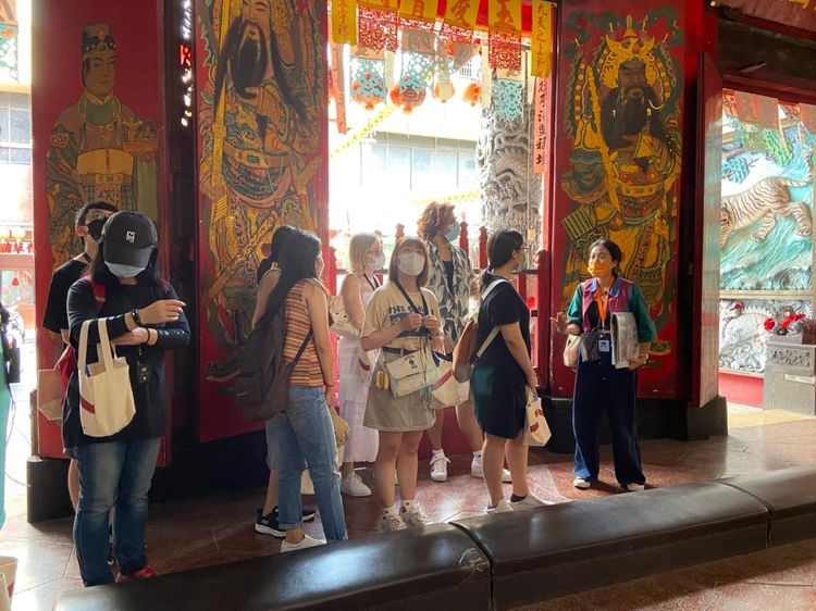 「鹽埕好故事」導覽述說過往鹽埕的繁華樣貌與歷程，四條主題導覽遊程深入鹽埕街區巷弄，圖為導覽人員介紹三山國王廟。高市府提供