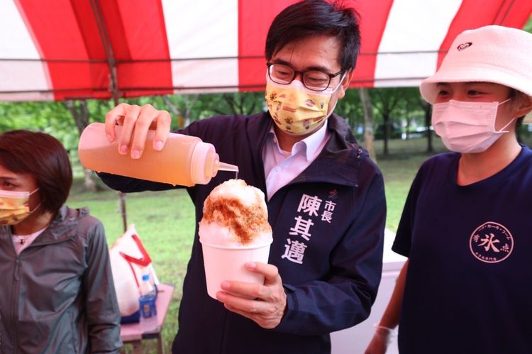陳其邁今早出席「大崗山龍眼蜂蜜文化節」活動。高市府提供