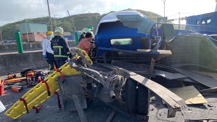 邱男駕駛的貨車車頭及車尾嚴重變形。林口警分局提供