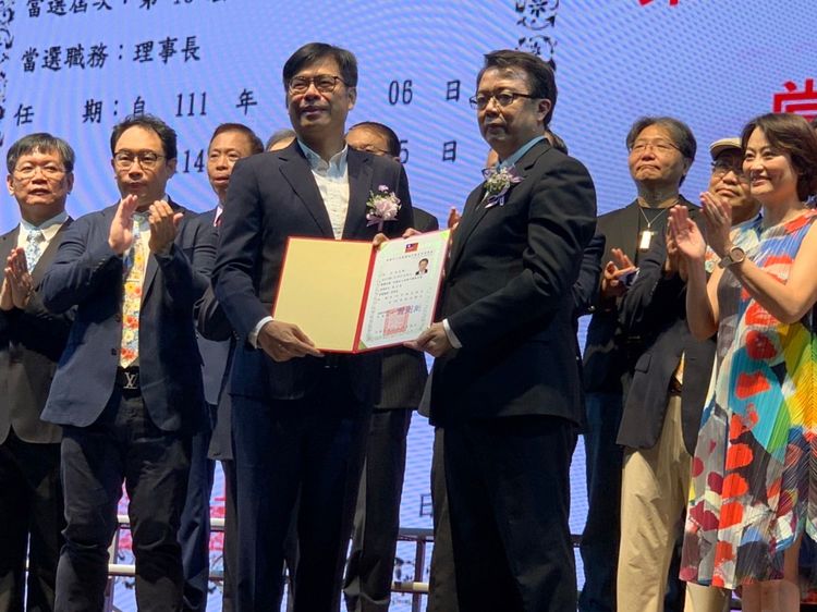 陳其邁與新任高雄市醫師公會理事長朱光興。吳慧芬攝