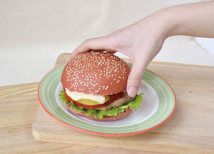 全新「松露豬排地瓜薯萊堡」。業者提供