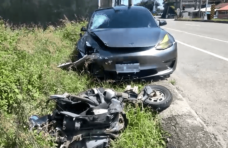 肇事特斯拉右前車頭嚴重毀損，擋風玻璃碎裂，機車則完全毀壞。讀者提供