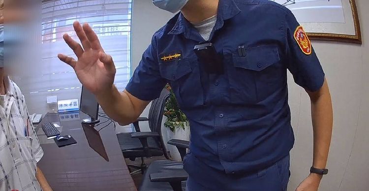員警說服黃姓老翁退出「老師」群組並封鎖。讀者提供