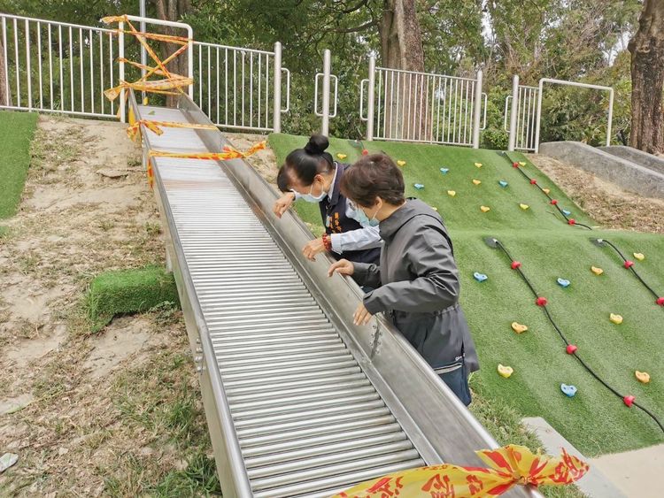 頭份市長羅雪珠今到發生意外的溜滑梯勘查。民眾提供