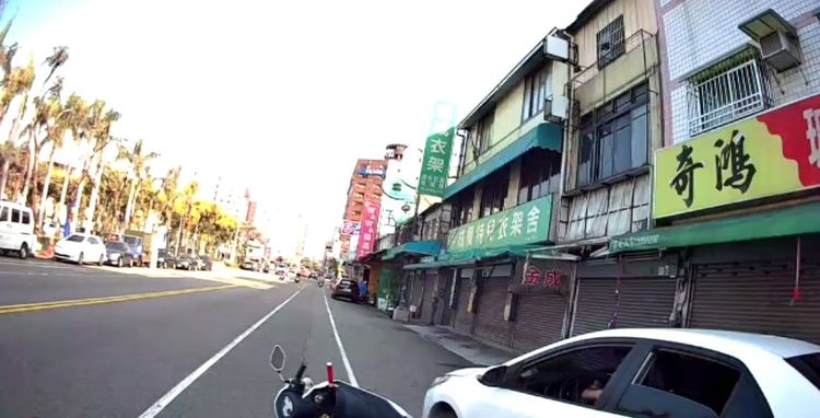 吳男駕車衝撞警用機車後加速逃逸。讀者提供