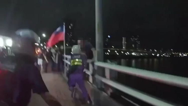 警員衝上前將顏男拉下。三重警分局提供