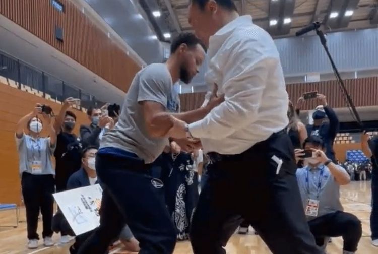 柯瑞到日本體驗相撲文化。翻攝自官方推特