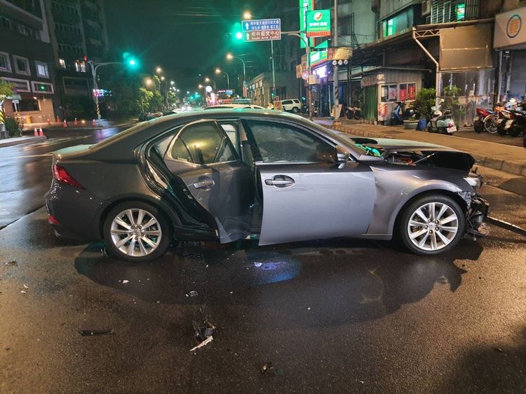 林女駕駛的轎車車頭凹陷。新莊警分局提供
