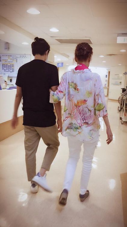 吳克群(左)曾PO與母親勾手走路的背影照。翻攝吳克群臉書