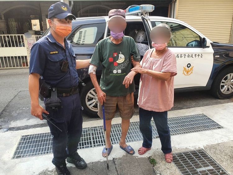 老翁女兒見警員護送父親返家、鬆了一口氣。警方提供