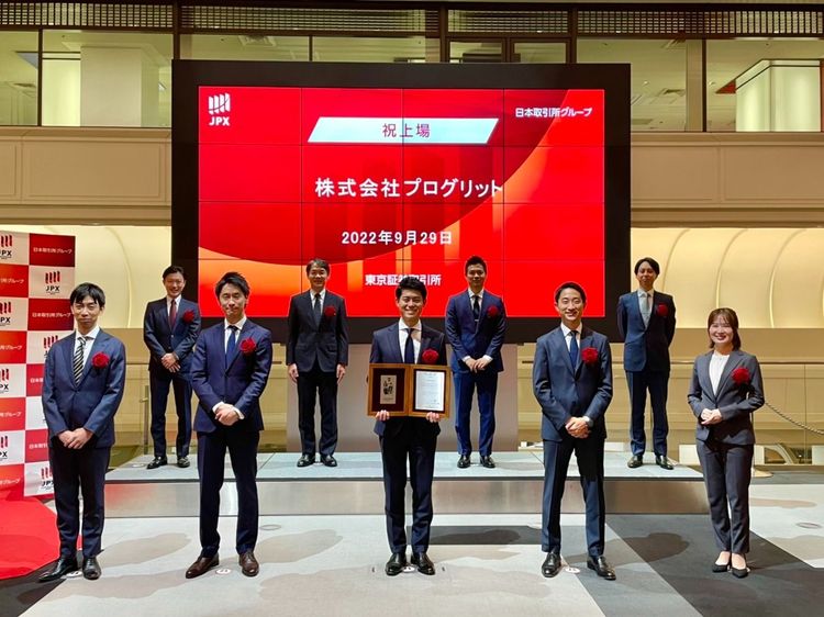 岡田祥吾（前排中）9月29日率團隊出席公司上市儀式。翻攝岡田祥吾推特