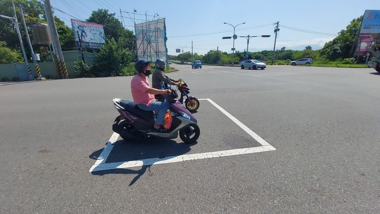 苗栗德造橋北端這個機車待轉區，因為視覺角度讓人以為劃設路中央。楊永盛攝