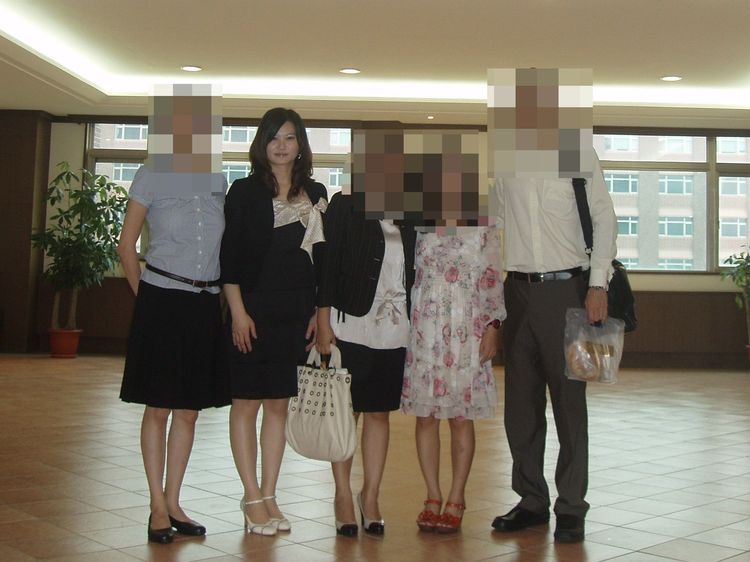 許玫琪(左二)日前遭台南地院判賠70萬元給原配。翻攝義守大學網站