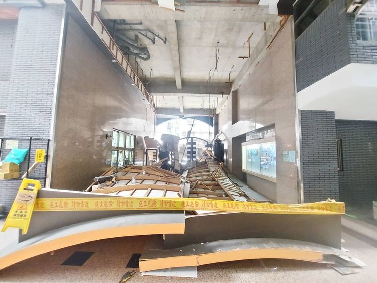 社區保全拉起封鎖線避免居民進出受傷。新店警分局提供