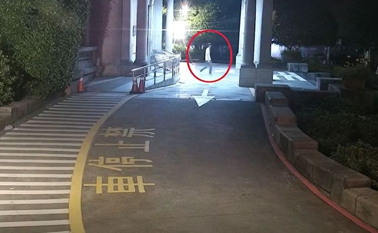 事發後廖男若無其事的離開醫院。翻攝畫面