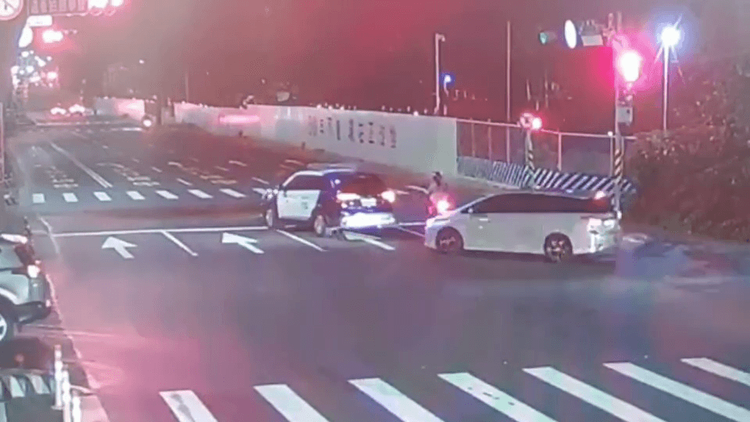 警車在前開道。新莊警分局提供