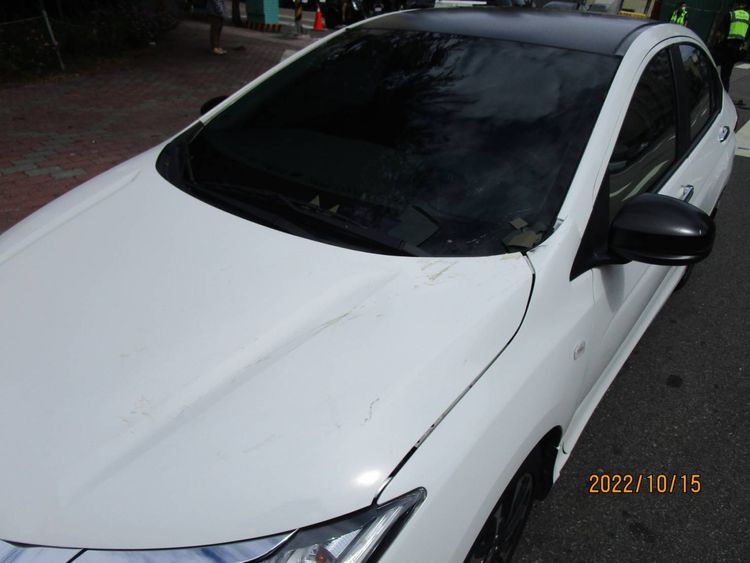 自小客車頭及左後照鏡碰損。讀者提供