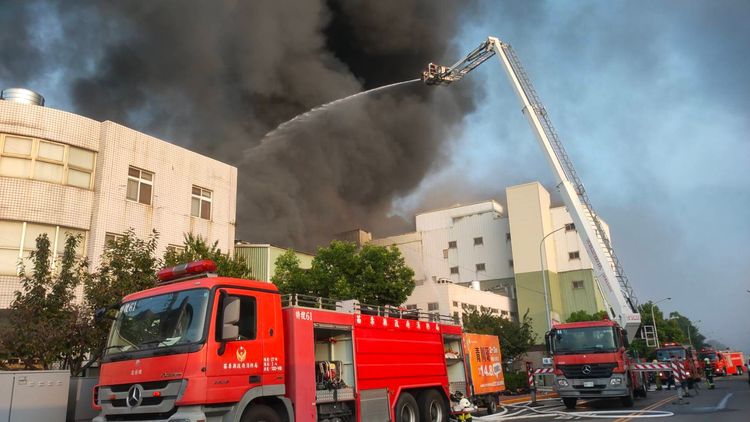 消防隊員全力防堵火勢擴大延燒。苗栗縣消防局提供