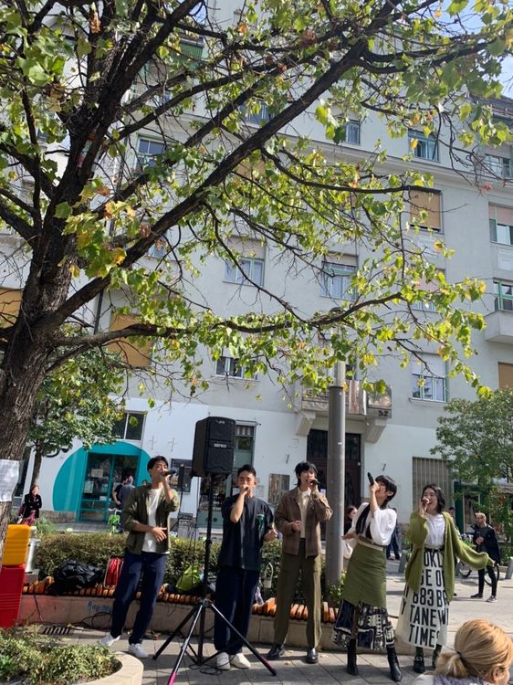 尋人啟事在歐洲街頭表演。尋人啟事提供