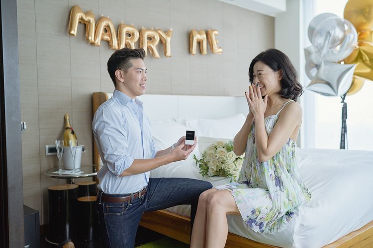 偕同三五好友，秘密為另一伴在房中策畫一場只屬於彼此的求婚儀式。業者提供