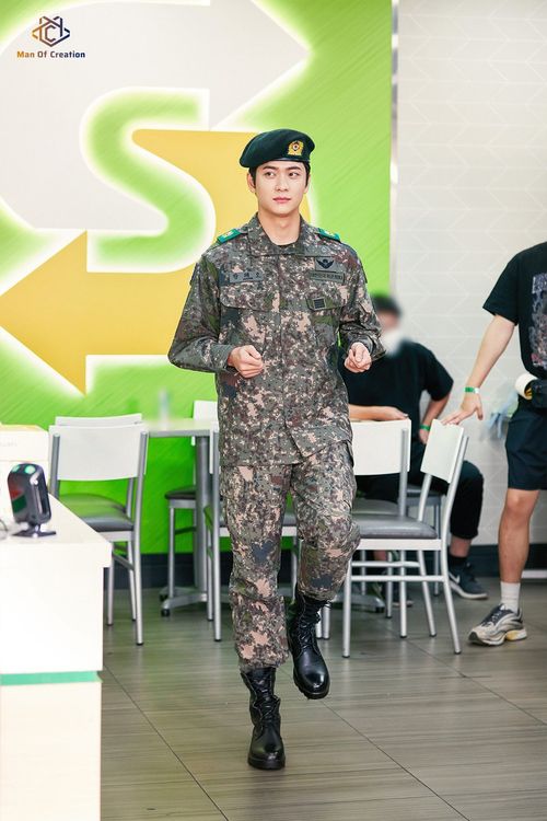 姜泰伍之前拍廣告，搶先體驗穿阿兵哥迷彩服。翻攝Man Of Creation