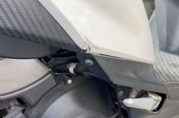 機車被梅花鹿撞倒造成毀損。讀者提供