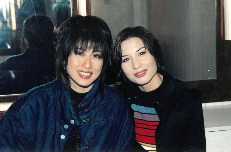 何超儀（右）與葉蒨文拍照留念。852 Films提供