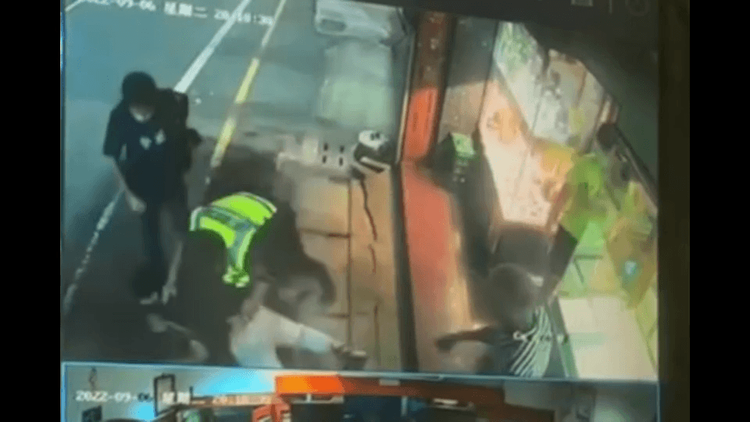 警員將林姓少年壓制在地。民眾提供