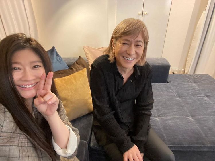 49歲的篠原涼子（左）在63歲的小室哲哉身邊依然嬌俏。翻攝小室哲哉IG