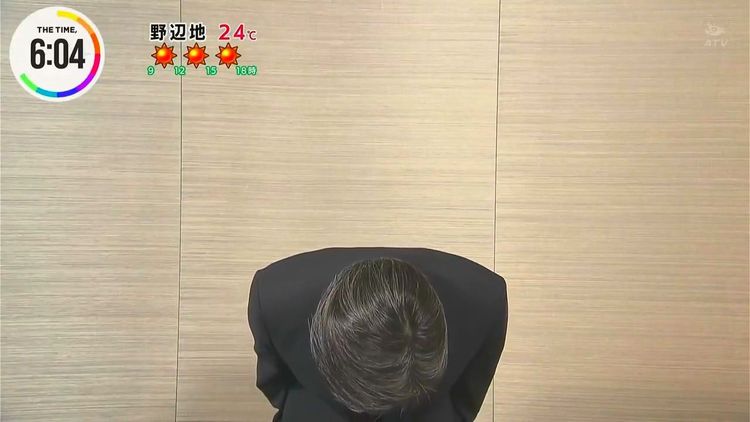 香川照之在影片中頻頻鞠躬致歉。翻攝畫面