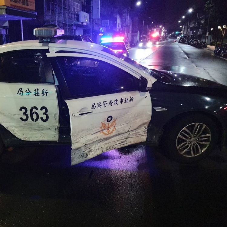 警車副駕駛座車身凹陷。新莊警分局提供