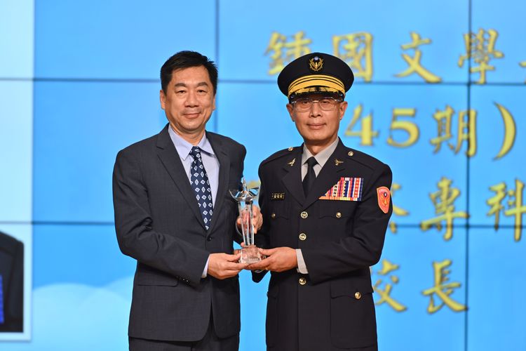 陳宗彥在會場中，頒授獎章給警專校長鍾國文。警大提供