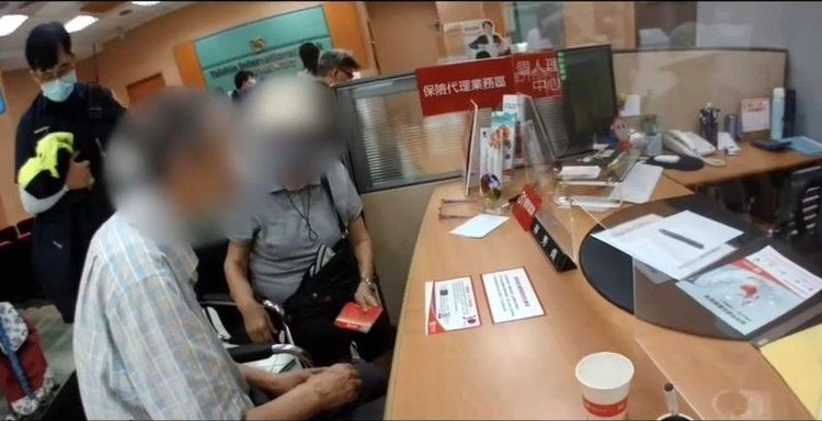 警員與陳男姐姐勸阻陳男匯款。淡水警分局提供