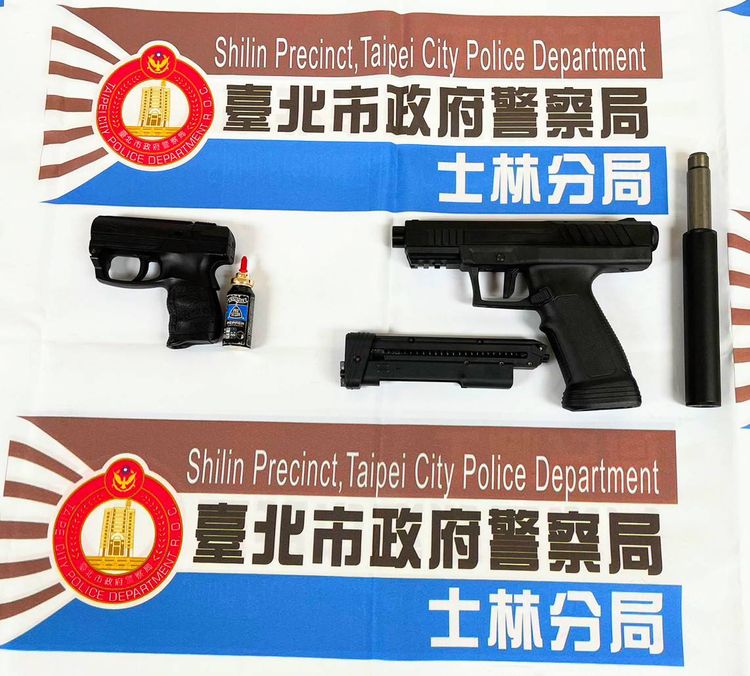 警方查獲鎮暴槍及辣椒水。翻攝畫面