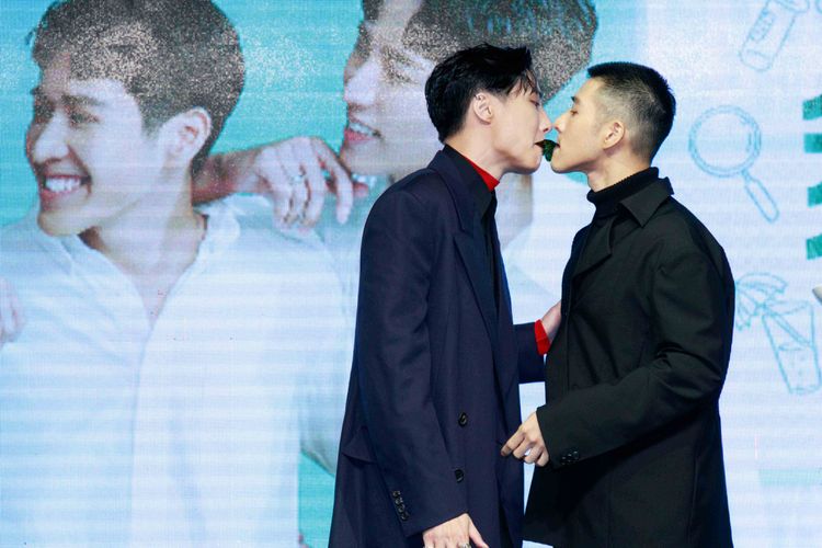 余晉（左）、吳岳擎嘴對嘴傳接海苔。結果娛樂提供