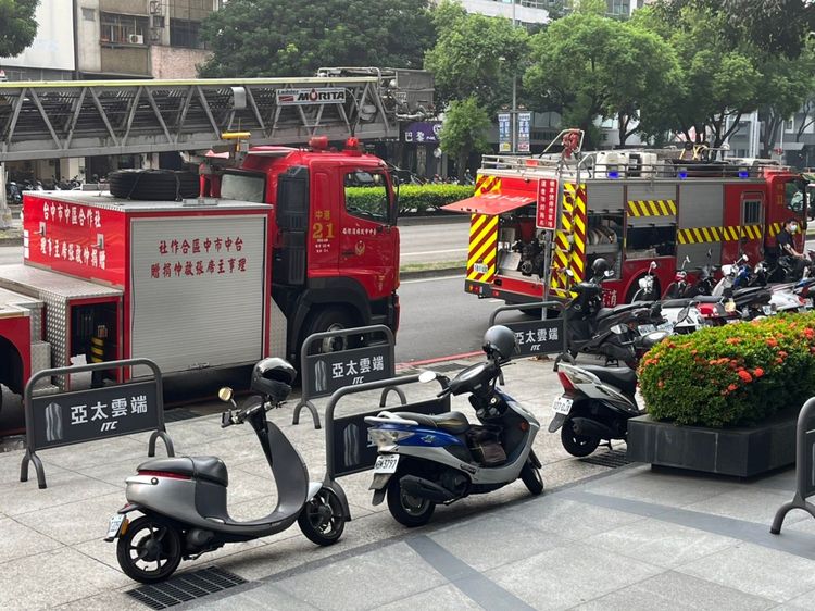 消防車停在亞太雲端大樓前警戒。周庭慶攝