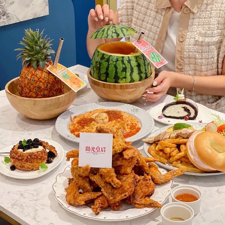 網美餐廳「陽光皇后」，招牌必點菜「熱舞王妃烤全雞」運用十幾種醃料醃製48小時以上，高溫烘烤後外酥內脆，一口咬下雞汁噴發。業者提供