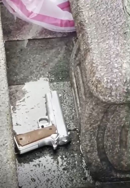 警方在廖男住家附近排水溝內查獲廖男作案用的玩具手槍。翻攝畫面