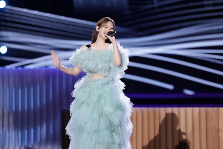 楊丞琳換上淡綠色禮服獻唱《年輪說》。翻攝楊丞琳工作室微博
