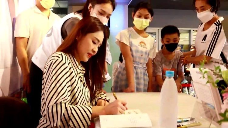 李婉鈺新書簽名簽壞五支筆，其坎坷六段情史，成為都會女孩感情的苦海明燈。競辦提供