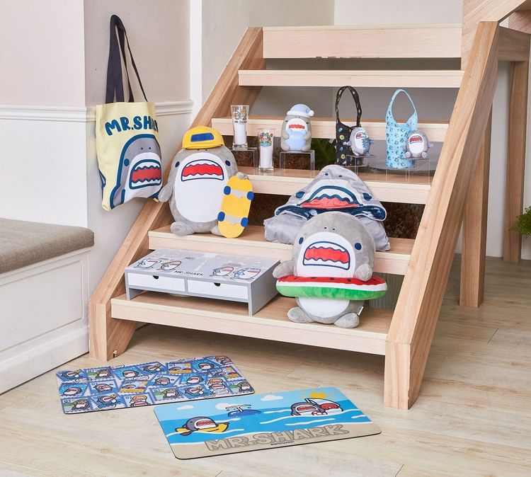 即日起-10/9到全台門市消費不限金額，結帳時報手機號碼，加價149-899元可換購「鯊魚先生我最鯊」系列商品。業者提供