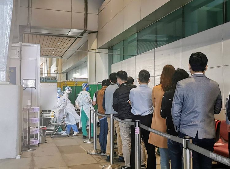 機場相關人員全面進行篩檢。翻攝畫面