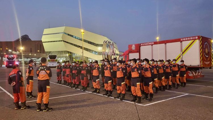 新北消防局整隊派員馳援。新北消防局提供