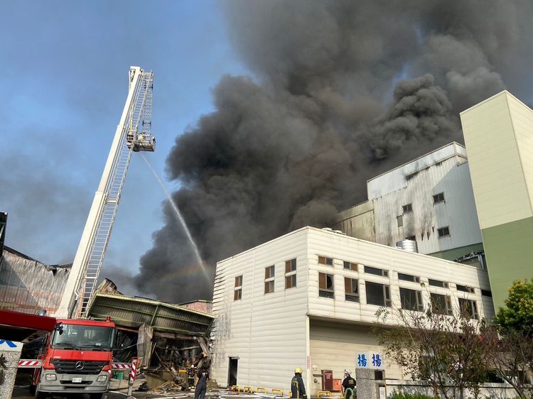 消防隊員出動雲梯消防車射水灌救。苗栗縣消防局提供