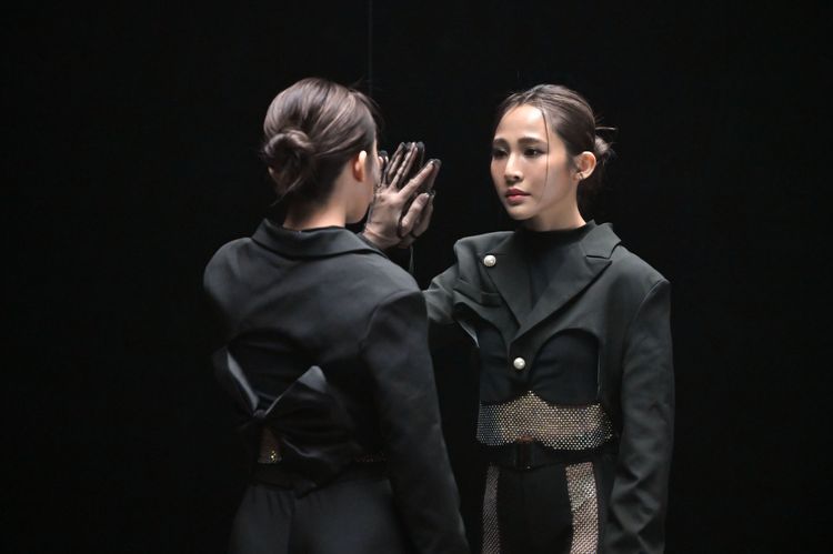 梁文音拍新MV，站在長寬超過100公分的大鏡子前表演。環球音樂提供